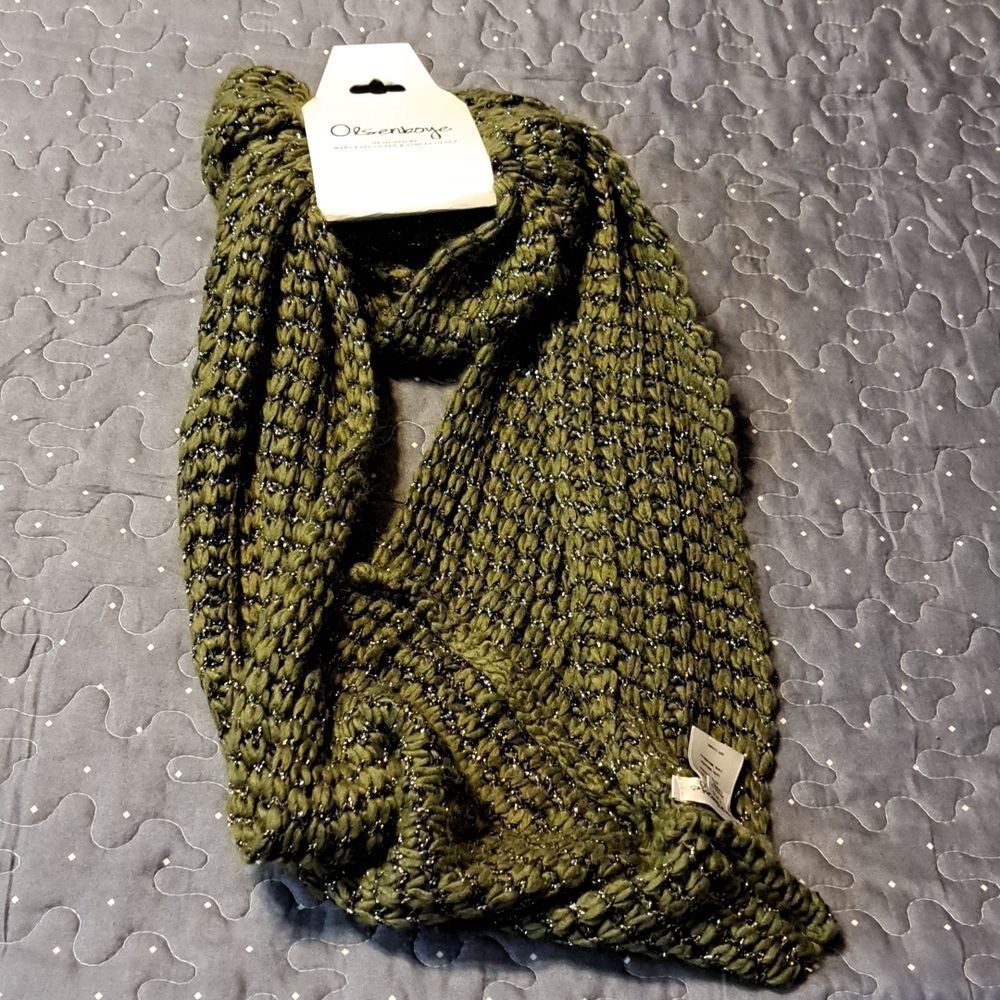 ❤️ 3 for $15. Olsenboye green scarf new